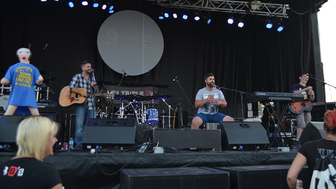 Les Triple D's composés de David Andersen (chant, guitare et ukulélé), Dan Jacques (percussionniste) et Dan Lat (basse et harmonica) ont servi leur musique folk-rock aux spectateurs de plus en plus nombreux sur l’Île.