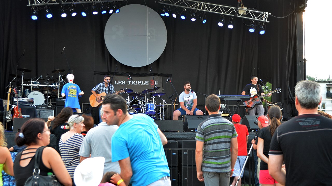 Les Triple D's composés de David Andersen (chant, guitare et ukulélé), Dan Jacques (percussionniste) et Dan Lat (basse et harmonica) ont servi leur musique folk-rock aux spectateurs de plus en plus nombreux sur l’Île.