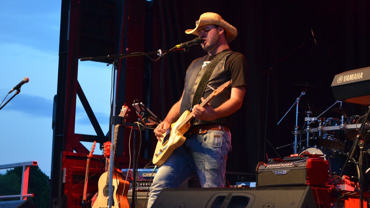 La performance des Cajuns a énormément plu aux gens présents dont plusieurs se sont mis à danser en entendant les premières notes des succès country que le duo formé de Phil Lauzon et Dave Chenel.