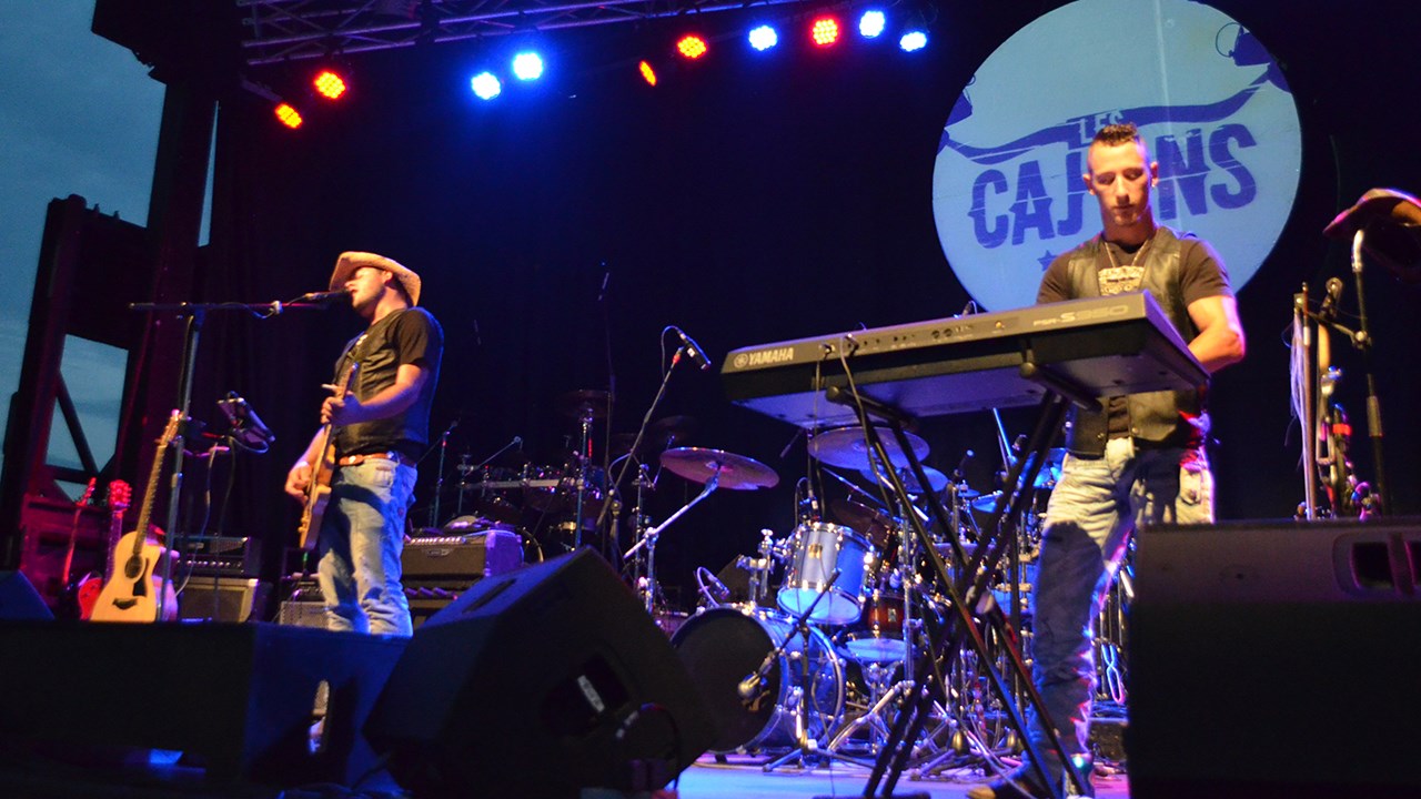 La performance des Cajuns a énormément plu aux gens présents dont plusieurs se sont mis à danser en entendant les premières notes des succès country que le duo formé de Phil Lauzon et Dave Chenel.