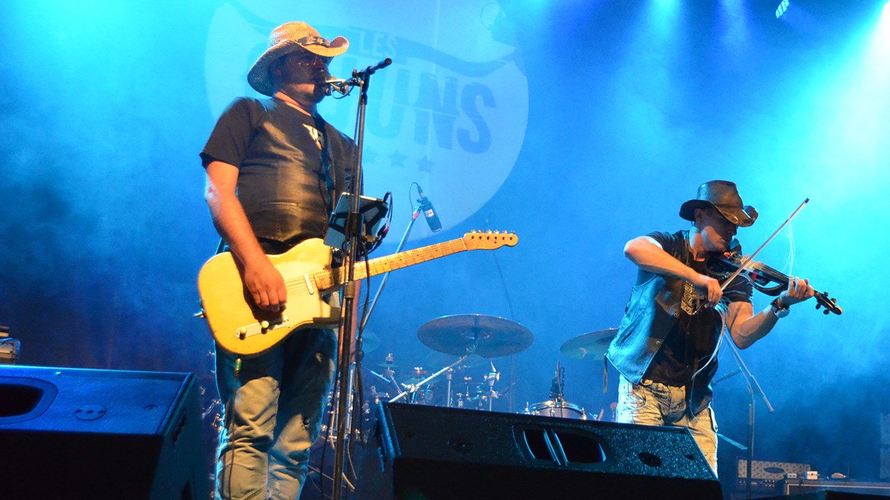 La performance des Cajuns a énormément plu aux gens présents dont plusieurs se sont mis à danser en entendant les premières notes des succès country que le duo formé de Phil Lauzon et Dave Chenel.