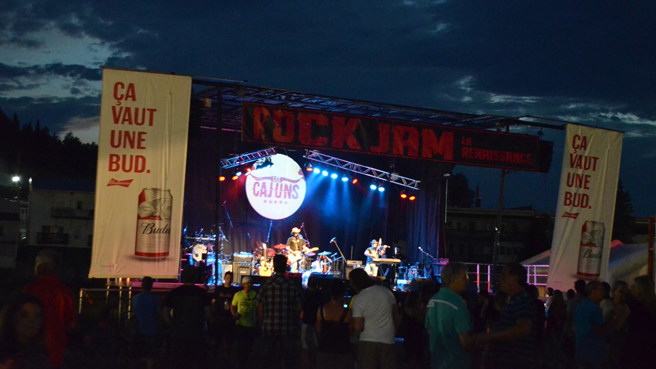 La performance des Cajuns a énormément plu aux gens présents dont plusieurs se sont mis à danser en entendant les premières notes des succès country que le duo formé de Phil Lauzon et Dave Chenel.