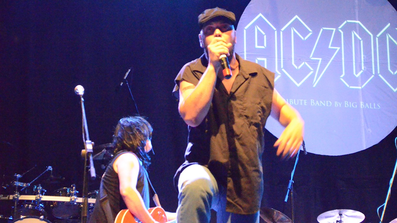 Le groupe hommage à AC/DC s'est emparé de la scène vers 22 h pour offrir plus de deux heures de classiques du groupe culte.