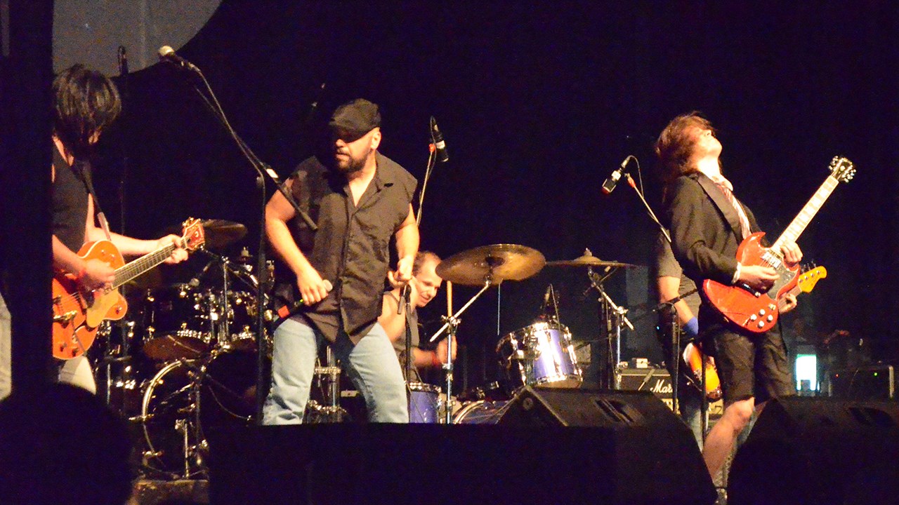 Le groupe hommage à AC/DC s'est emparé de la scène vers 22 h pour offrir plus de deux heures de classiques du groupe culte.