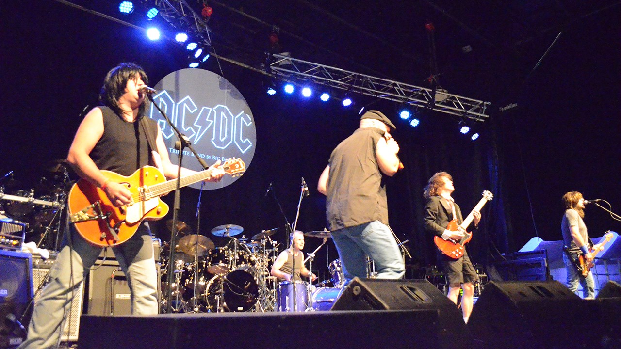 Le groupe hommage à AC/DC s'est emparé de la scène vers 22 h pour offrir plus de deux heures de classiques du groupe culte.
