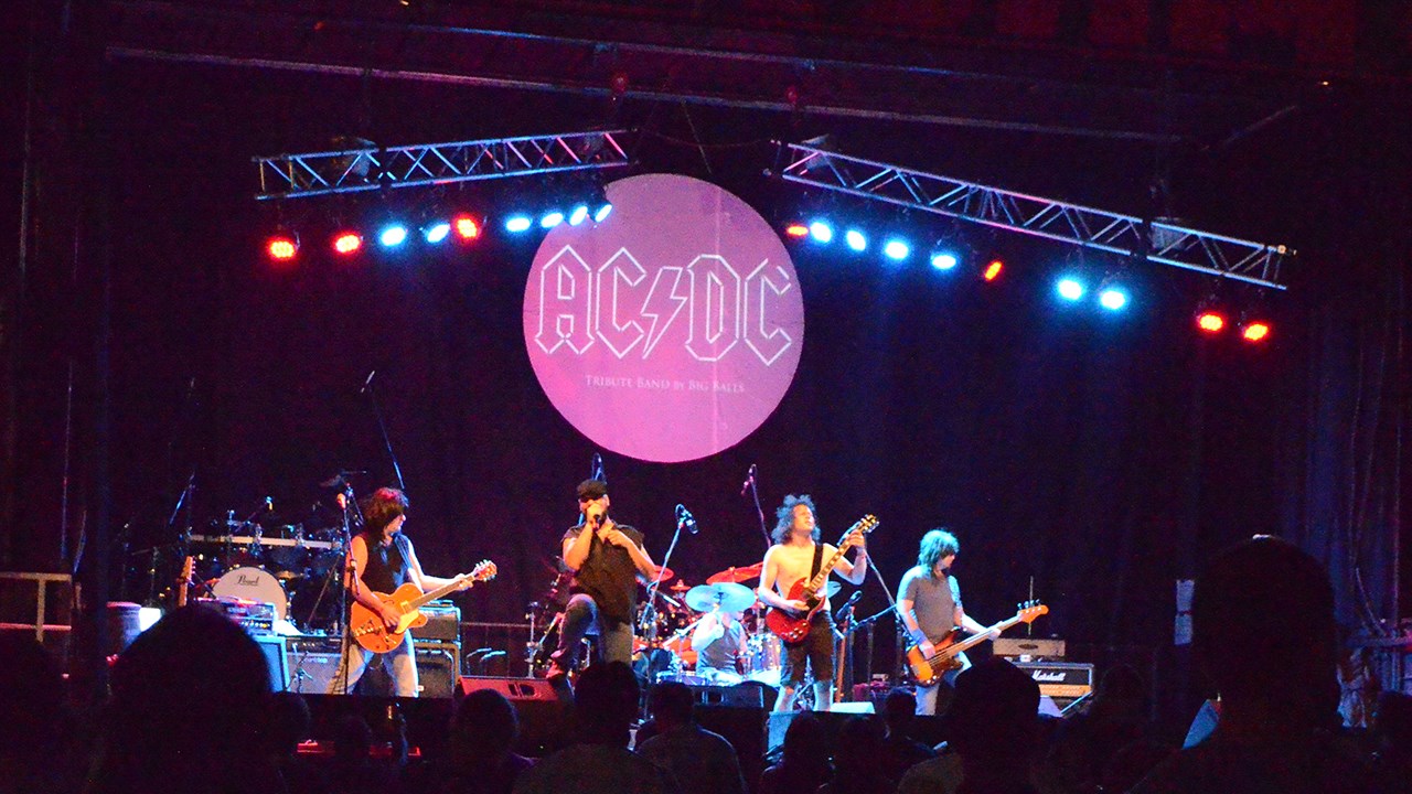 Le groupe hommage à AC/DC s'est emparé de la scène vers 22 h pour offrir plus de deux heures de classiques du groupe culte.