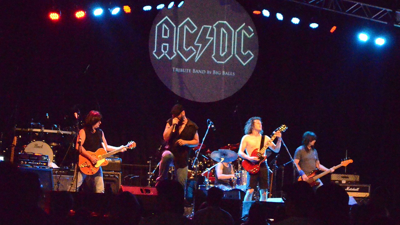 Le groupe hommage à AC/DC s'est emparé de la scène vers 22 h pour offrir plus de deux heures de classiques du groupe culte.