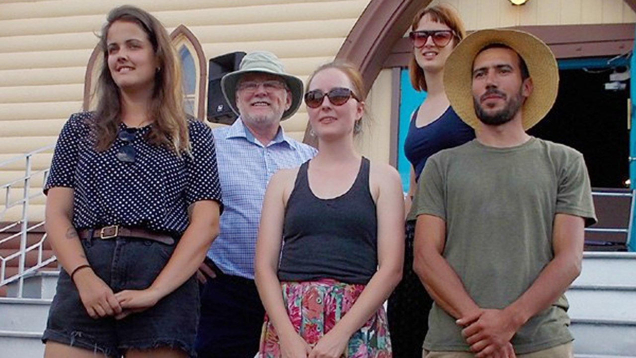 De gauche à droite : Sera-Jeanne Bourget, artiste; Luc Grégoire, président d’honneur; Cindy Labrecque, artiste; Jeanne Couture, coordonnatrice; et Guillaume Côté Roux, artiste.