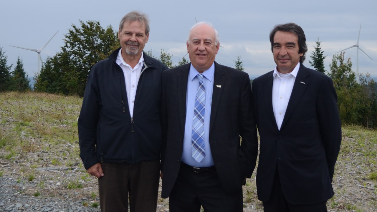 Le député de Beauce-Nord, André Spénard, le maire de Frampton, Jacques Soucy ainsi que le président et chef de la direction de Boralex, Patrick Lemaire.