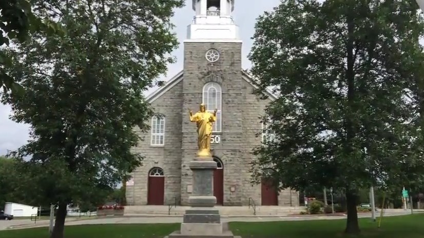Dans cette capsule d'Hier à Aujourd'hui avec Normand DeLessard, ce dernier présente une visite de l'église de Saint-Éphrem.
