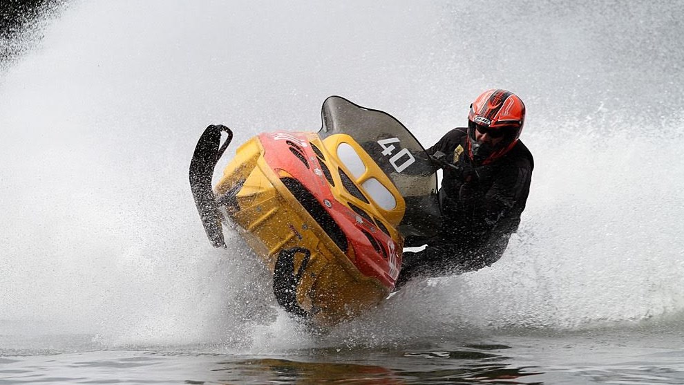 Michaël Rodrigue s'illustre à Frampton lors du Championnat provincial de motoneige sur l'eau