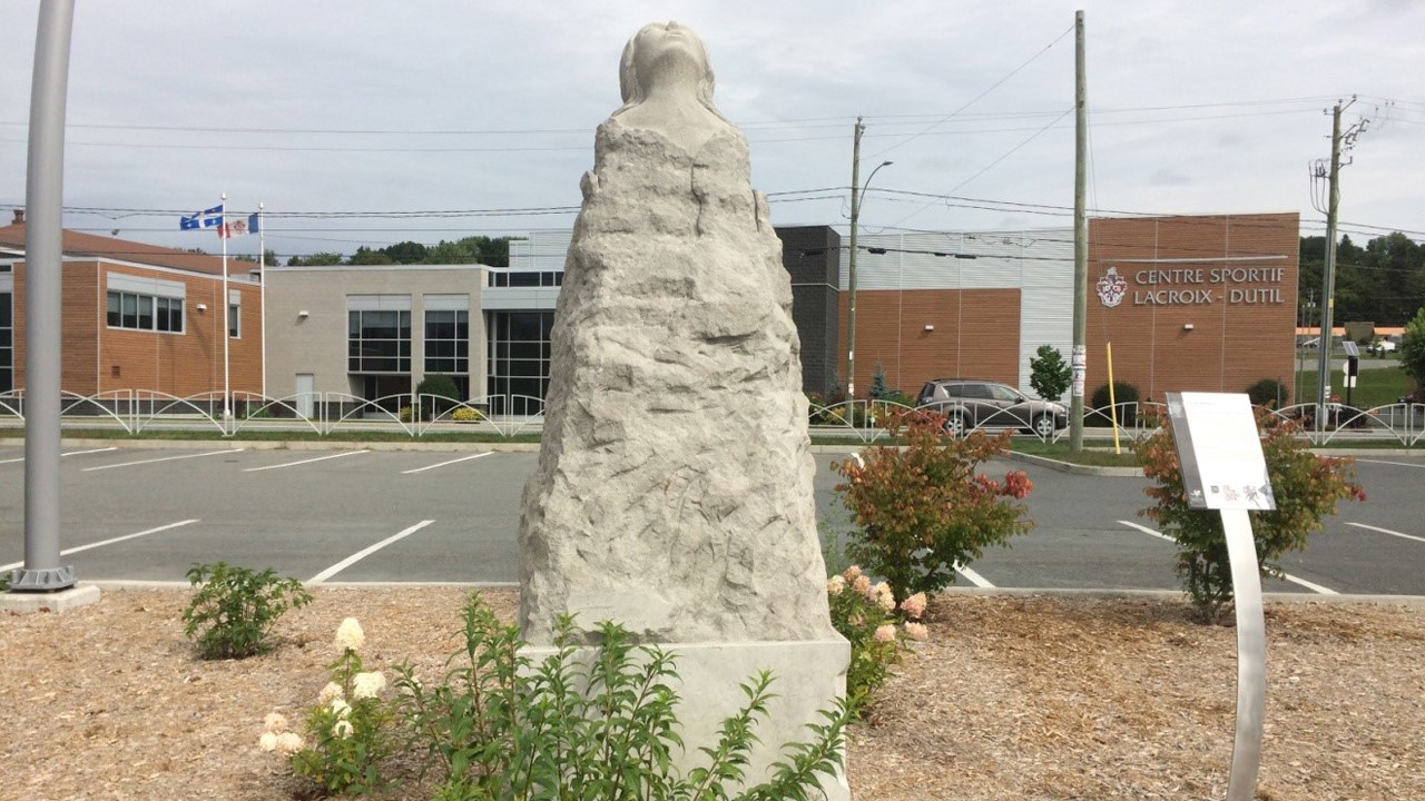Au cœur du centre-ville de Saint-Georges,  Dame Sculpture fait sa belle. 