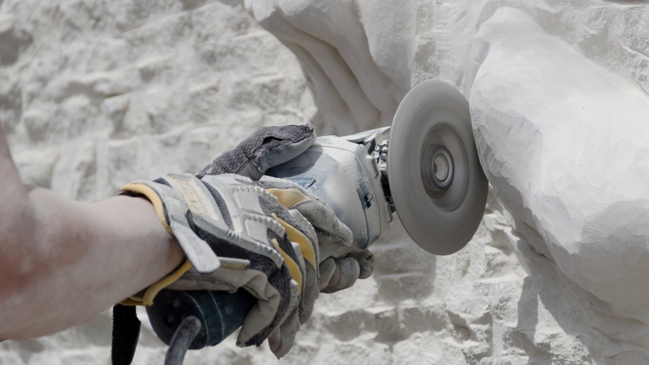 Chaque été, depuis trois ans maintenant, l’Île Pozer se transforme en un artistique chantier dédié à la sculpture. 