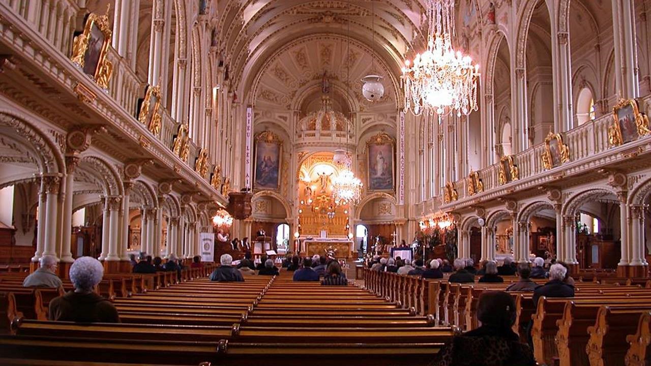Orné de dorures et d’œuvres d’art, voûté et majestueux, l’intérieur de l’Église de Saint-Georges Ouest appelle au calme, au recueillement et à la sérénité. 