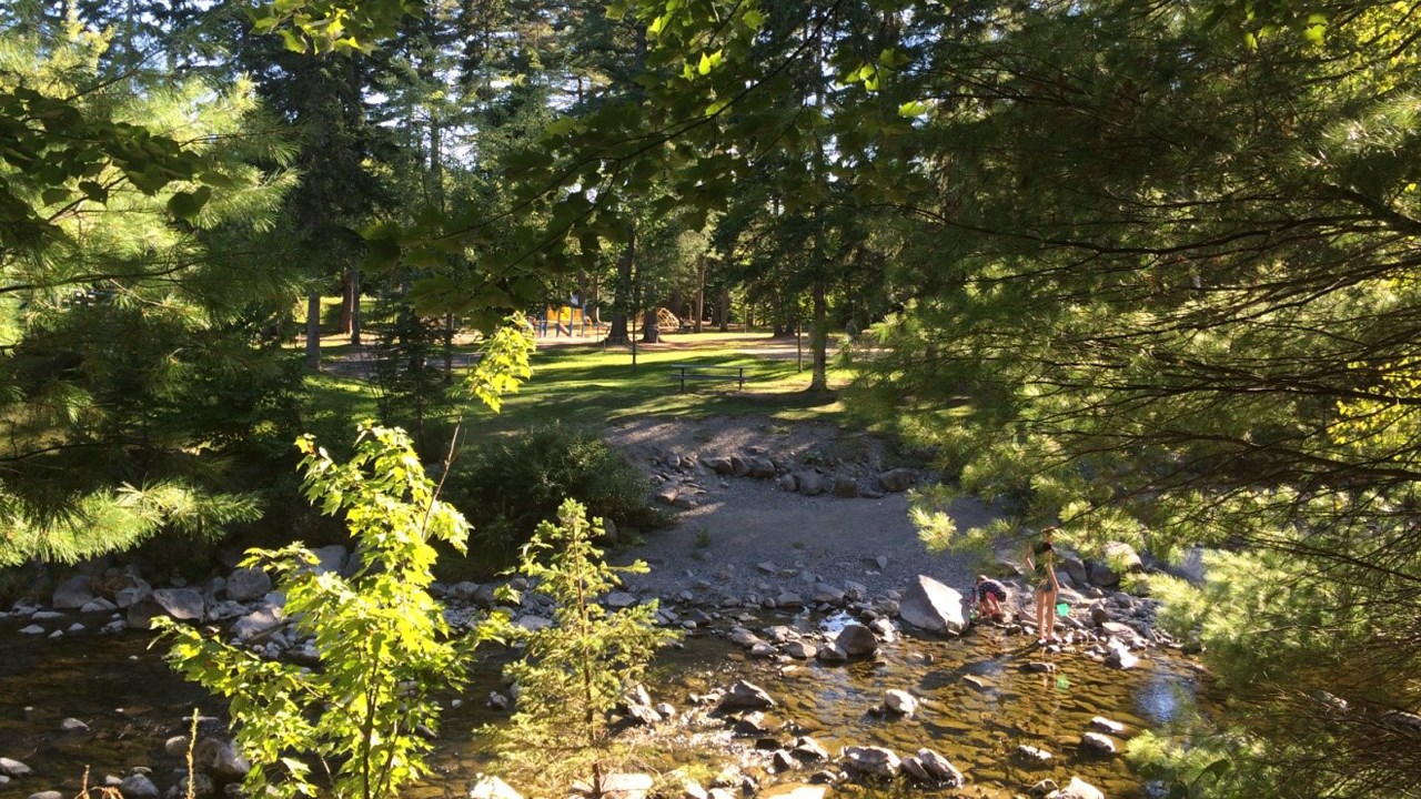 Au Parc des Sept-Chutes, de nombreuses activités sont pratiquées, dont celle de jouer dans l’eau, tout simplement.