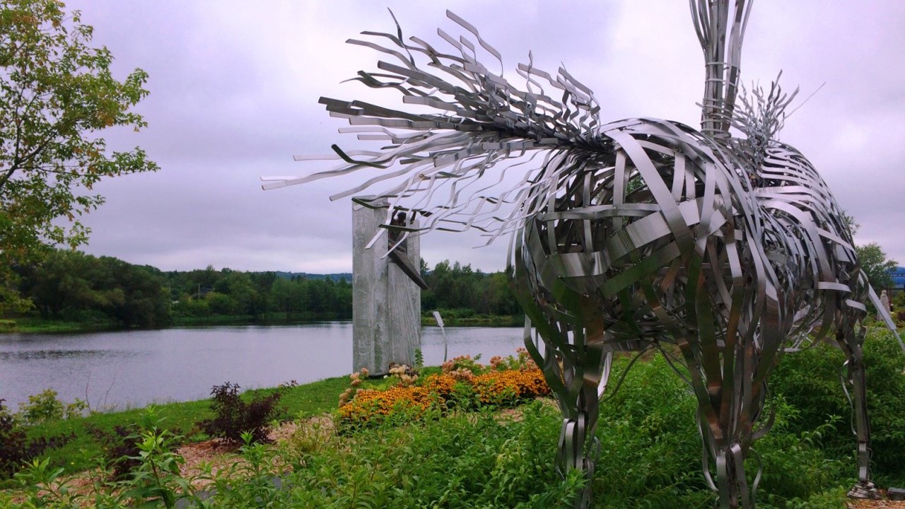 Plantes vertes, fleurs, sculptures, aménagement paysager, pourrait-on penser à un plus bel environnement pour un centre-ville?