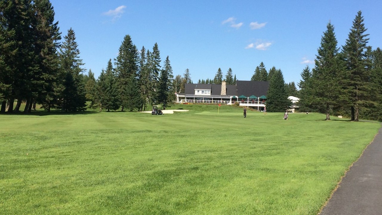 Le Chalet offre une vue panoramique sur le premier trou et le dix-huitième. 