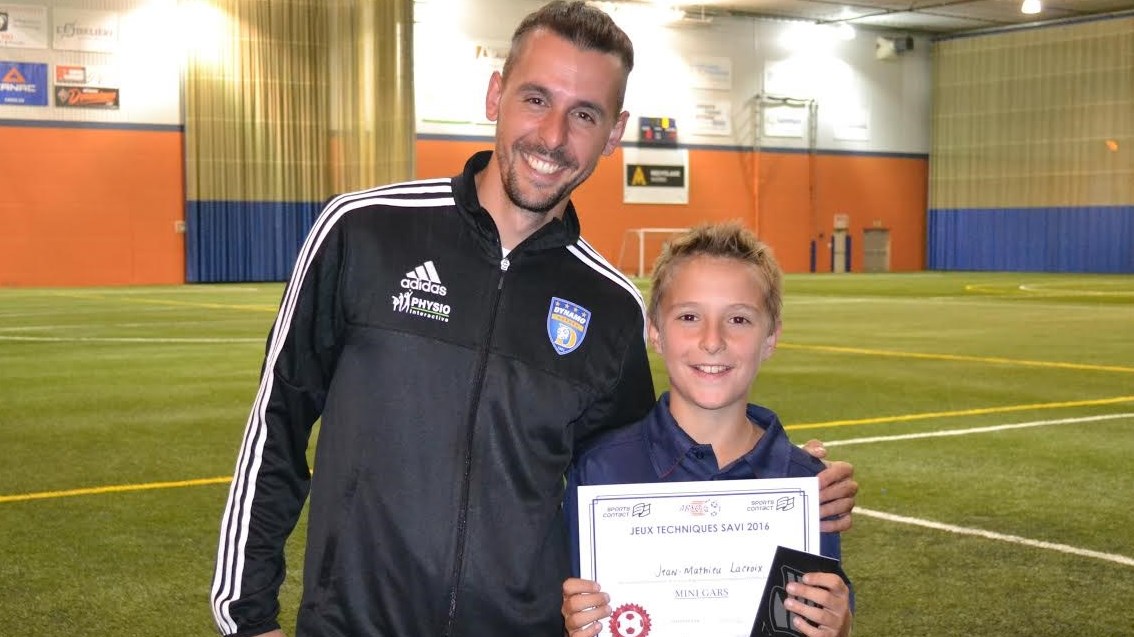 Benoît Forget-Chiasson, représentant de l’ARSQ, pose en compagnie du vainqueur U10, Jean-Mathieu Lacroix de Sainte-Marie