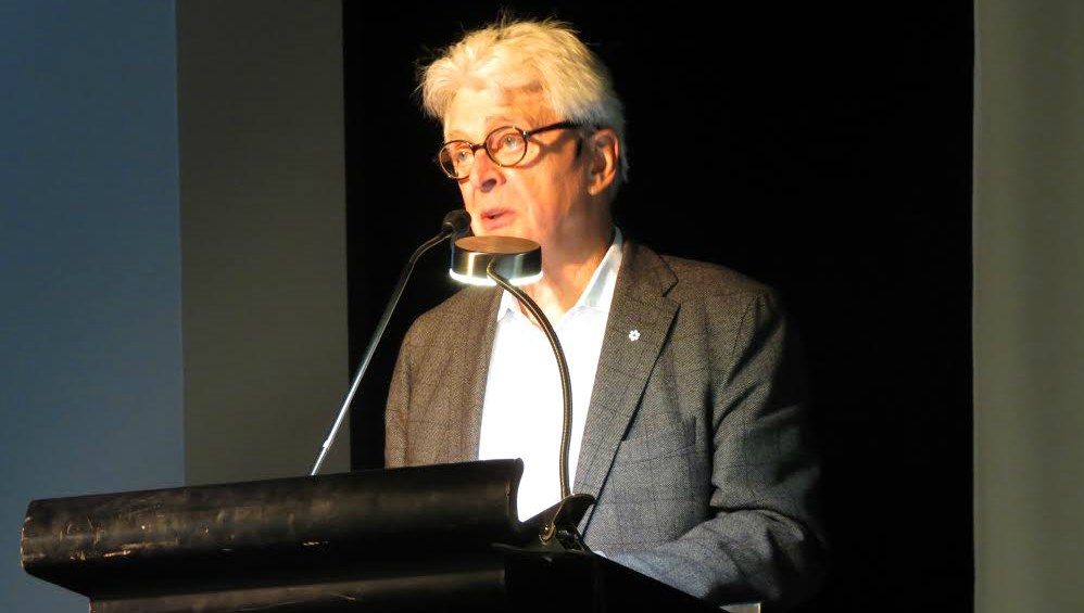 Simon Durivage parle du pouvoir de la communication devant un auditoire de gens d'affaires