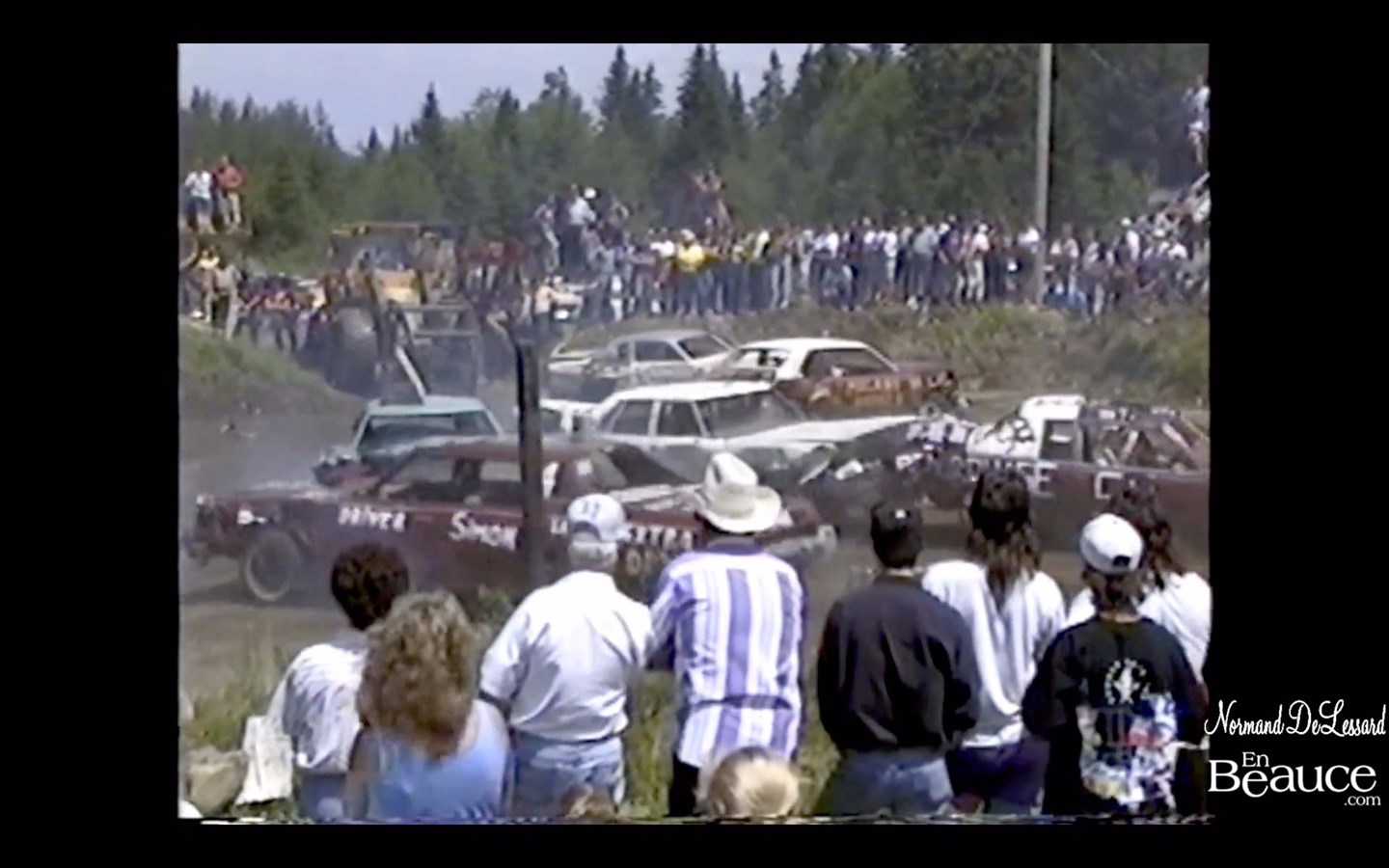 Normand DeLessard présente une course de démolition ayant eu lieu à Saint-Éphrem en 1994. 