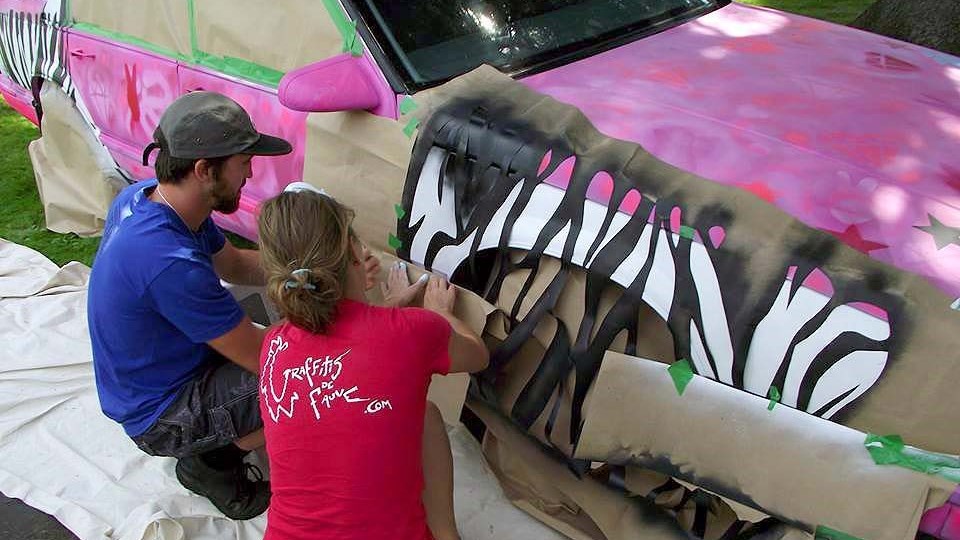 L'année dernière, le Symposium Arts et Rives avait reçu une subvention pour des ateliers de médiation culturelle. La photo représente l'artiste Marie-Fauve Bélanger, qui a transformé une voiture en oeuvre d'art au cours de l'un de ces ateliers.