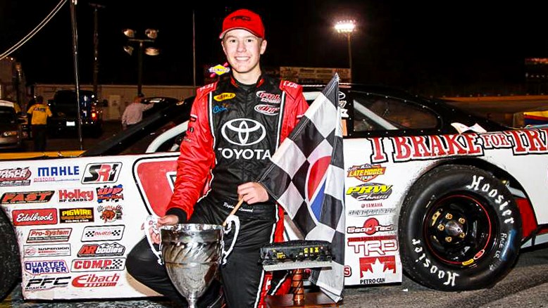 Raphaël Lessard avec son trophée de championnat du Cars Tour, au Southern National Speedway, le 12 novembre 2016.
 