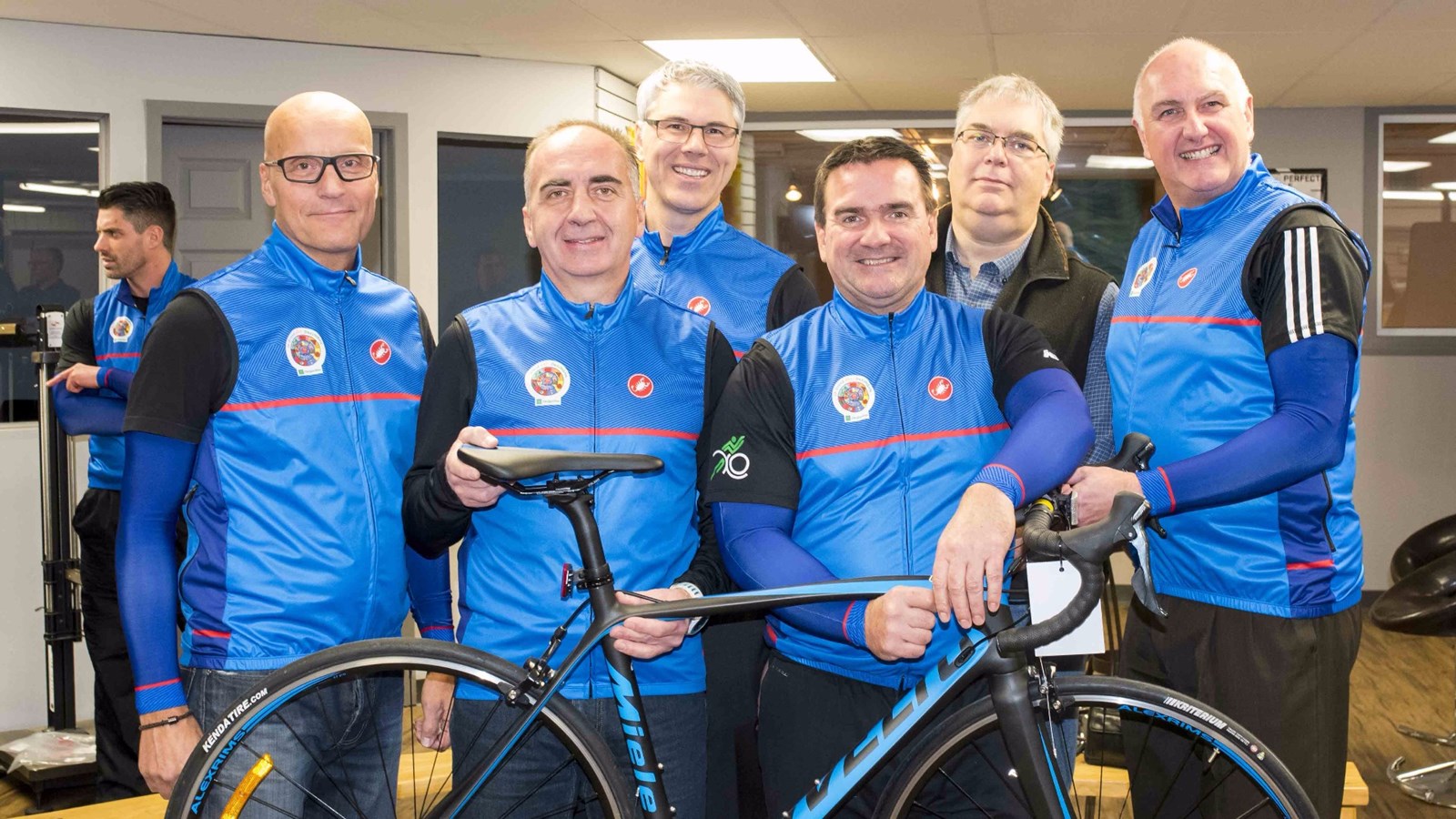 L'équipe Desjardins, composée de Luc Dubuc (encadreur), Jacques Gagnon, Gérald Dupuis, Donald Paquet, Pierre Couillard (chauffeur) et Normand Lessard.