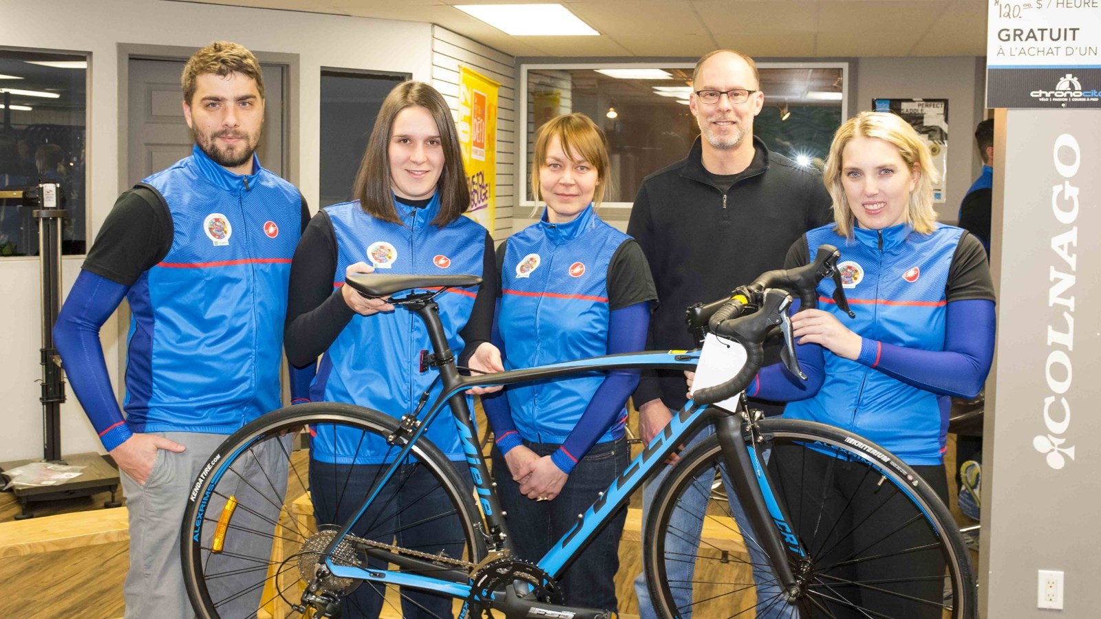 L'équipe Procycle, composée de Marc-André Gaudreault, Naomie Bolduc, Juli Dutil, Alain Sauvé (chauffeur) et Lisa-Marie Gilbert (encadreuse). Absent à la conférence : Marco Champagne.
