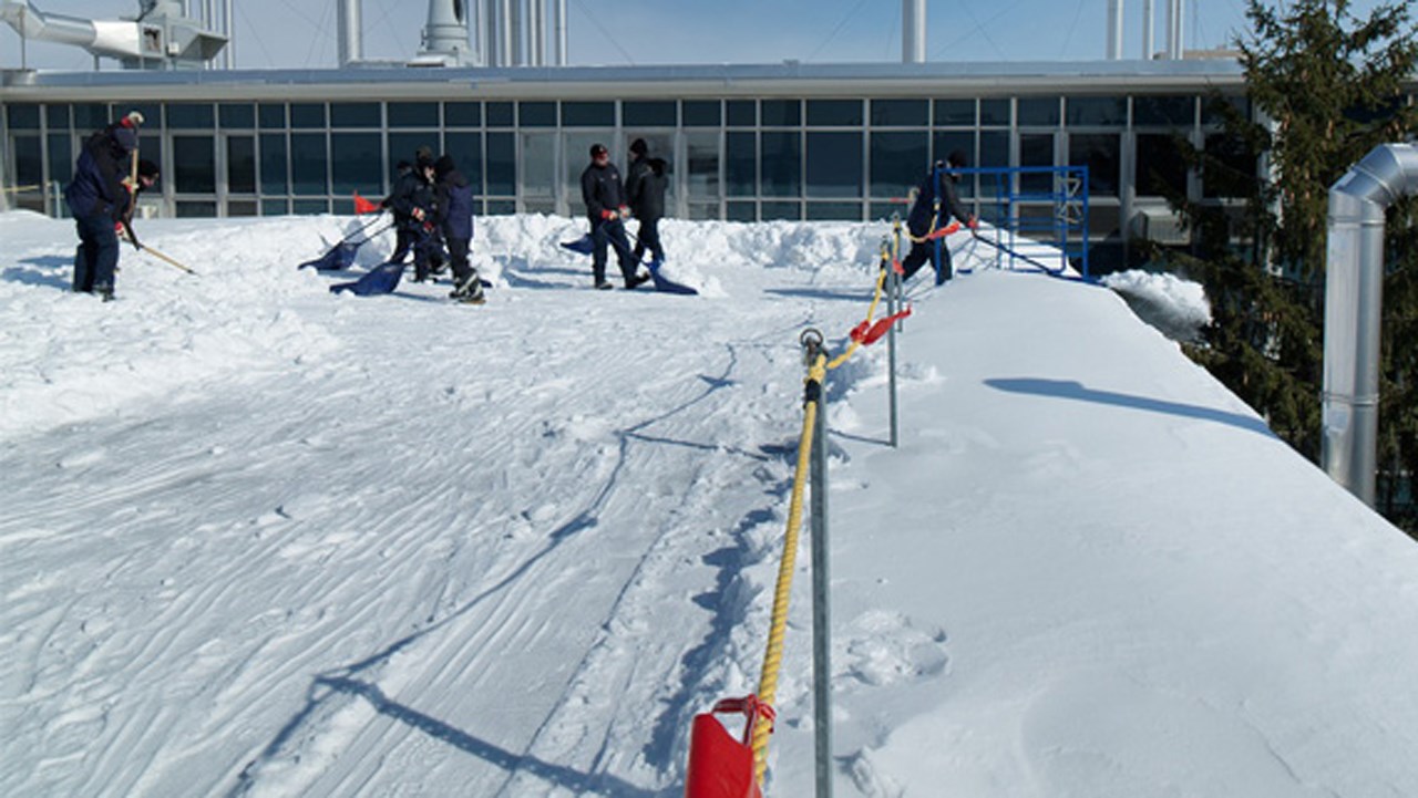 La CNESST prodigue ses conseils pour éviter les chutes lors du déneigement d'un toit