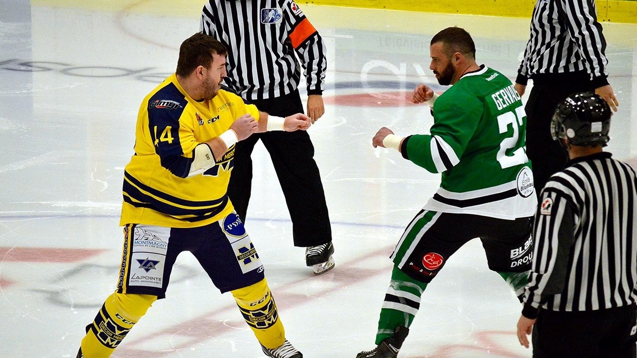 Jonathan Roy et Stéphane Gervais ont lâché les gants lors de la première rencontre de la fin de semaine entre le Décor Mercier et le Giovannina.