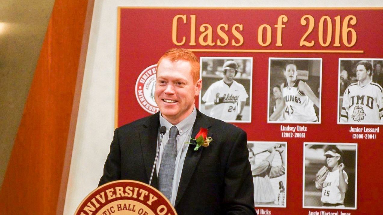Junior Lessard est intronisé au Temple de la renommée athlétique de l'Université du Minnesota Duluth. 