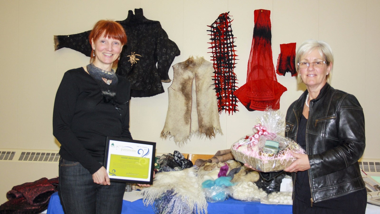 Lauréate 2015 pour la MRC des Etchemins dans la catégorie « porteurs de tradition », l'artisane du textile Larissa Prince pose ici sur la photo en compagnie de Luce Bisson (à droite), conseillère municipale de Sainte-Sabine.