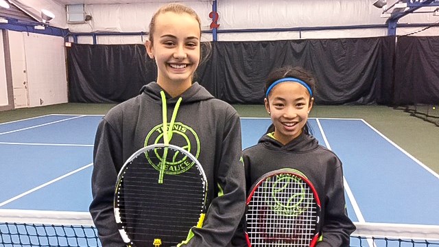 Annabelle Williams, à gauche, est parvenue à se qualifier pour le circuit québécois de tennis des 14 ans et moins. Autre finaliste, à droite, Rosalie Carrier-Dulac, de 11 ans, est passée tout proche de la qualification en s'inclinant après avoir remporté ses deux premiers matchs.
