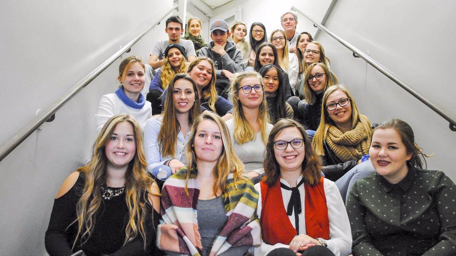 Quinze étudiants français et dix beaucerons du Cégep de Saint-Georges participent cette semaine à une simulation de contrat de design au Cégep Beauce-Appalaches, où ils sont chargés de moderniser deux salles de réunion.