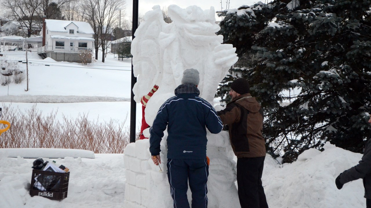 Les Beaucevillois démontrent leur talent lors du Concours de sculpture sur neige de la Ville