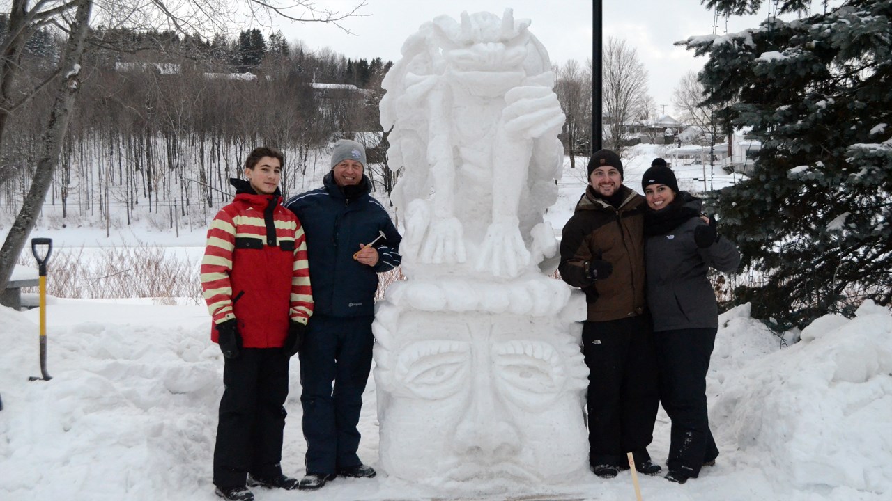 Les Beaucevillois démontrent leur talent lors du Concours de sculpture sur neige de la Ville