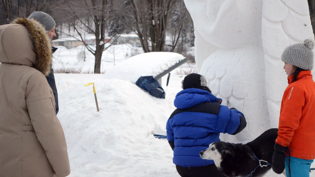 Les Beaucevillois démontrent leur talent lors du Concours de sculpture sur neige de la Ville