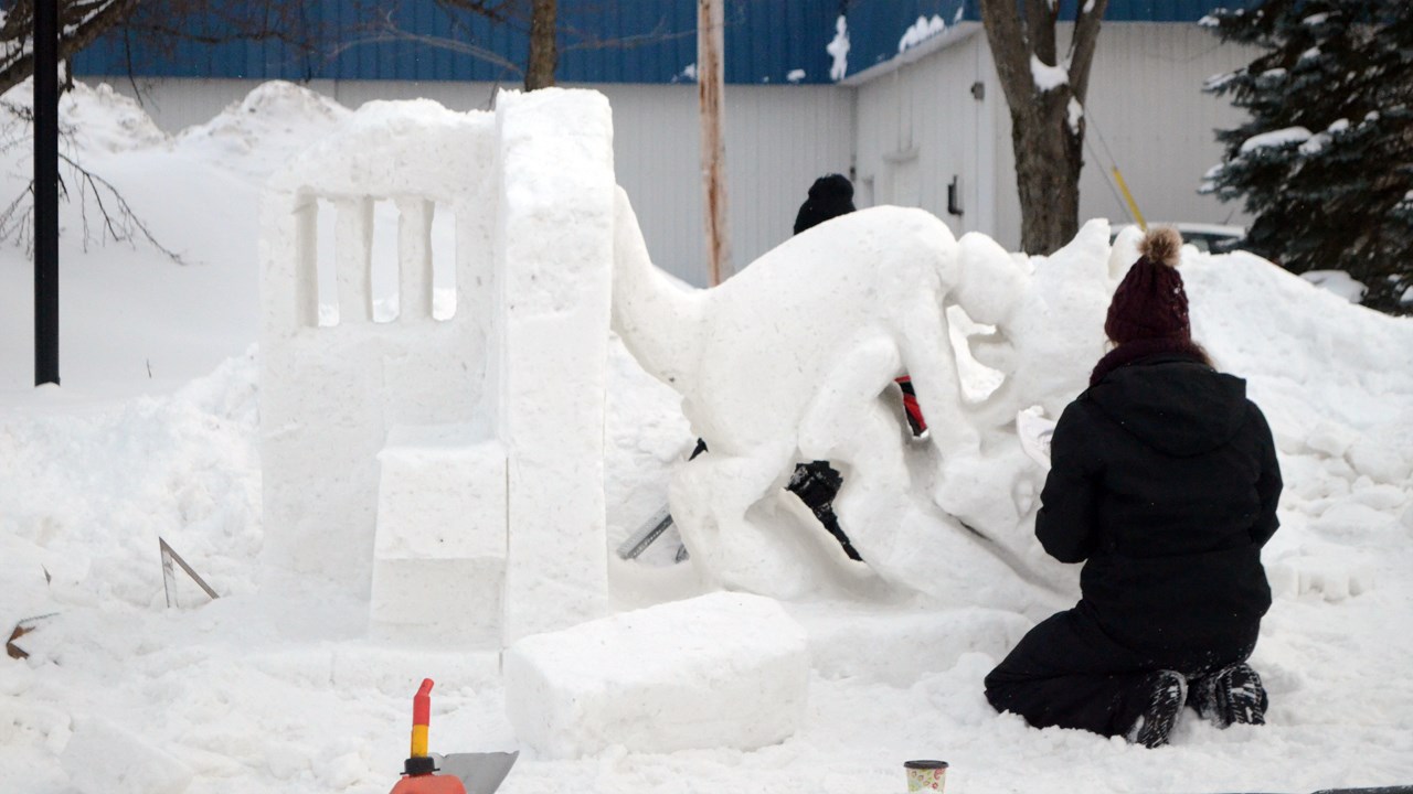 Les Beaucevillois démontrent leur talent lors du Concours de sculpture sur neige de la Ville