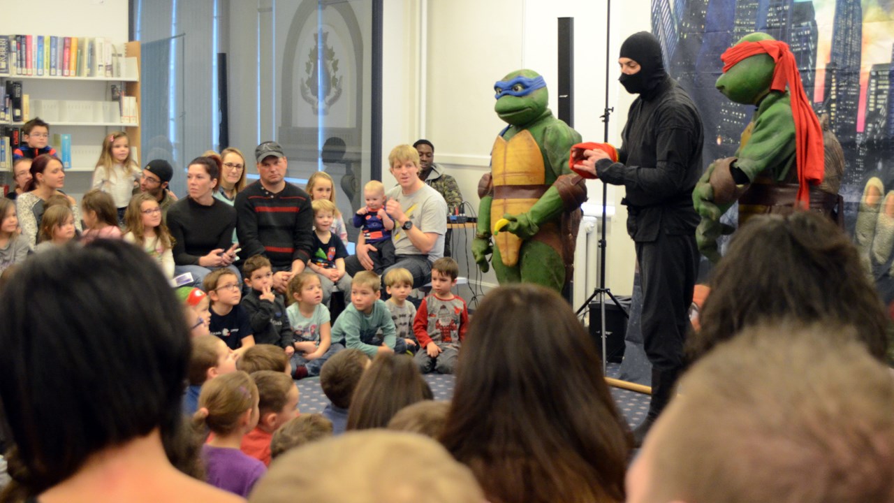 Les Tortues Ninjas attirent plus de 300 personnes à Journée d'alphabétisation familiale