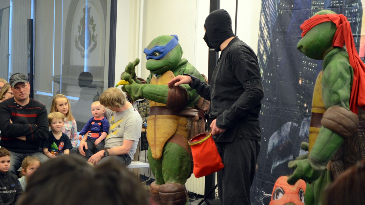 Les Tortues Ninjas attirent plus de 300 personnes à Journée d'alphabétisation familiale