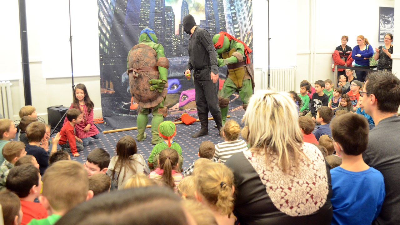 Les Tortues Ninjas attirent plus de 300 personnes à Journée d'alphabétisation familiale