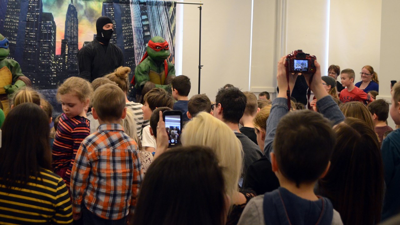 Les Tortues Ninjas attirent plus de 300 personnes à Journée d'alphabétisation familiale