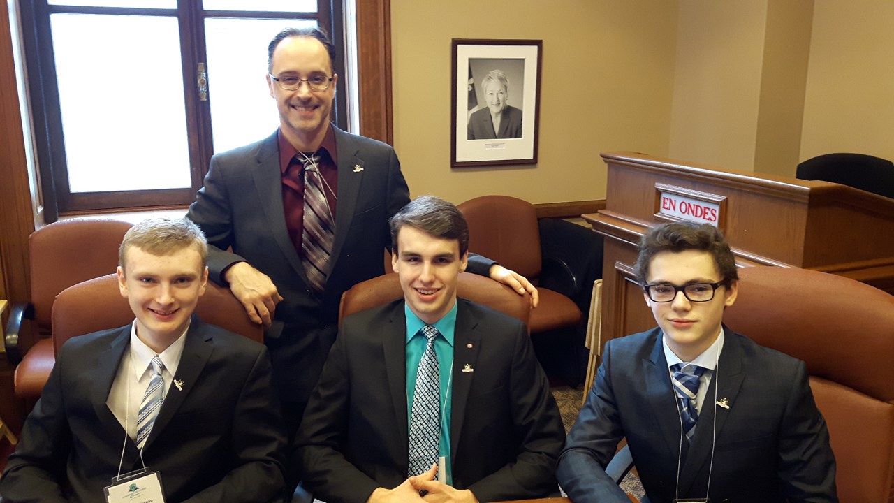 Les représentants de la polyvalente Saint-François, (de gauche à droite) Gabriel Nadeau, le professeur Patrick Pelletier, Mikael Grenier et Thomas Cyr.