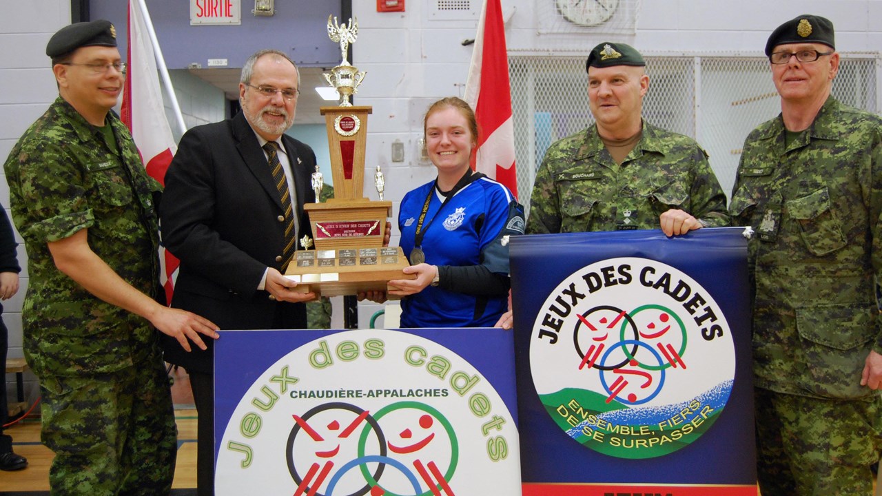 Le cadet commandant Rosemary Lamontagne, de l’escadron 890 St-
Georges, reçoit le Trophée des Jeux par le maire de St-Georges. Elle est accompagnée du major Jean-François Maheux, du lieutenant-colonel Yvan Bouchard et de l’adjudant-chef Roger Audet.