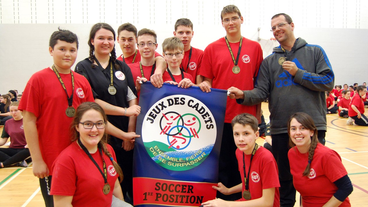 L’équipe de soccer des cadets de Beauceville reçoit la médaille d’or au soccer.