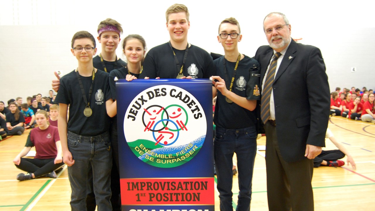 Les cadets de l’équipe d’improvisation du corps de cadets 2625 de Saint-Georges reçoivent la médaille d’or des mains du maire de St-Georges, M. Claude Morin.