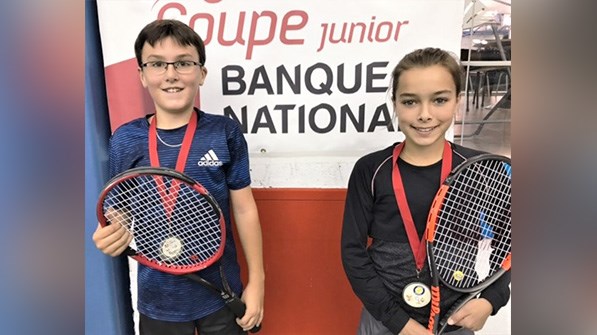 Marc-Antoine Côté, champion chez les garçons (catégorie 12 ans) et Alizée Poulin, championne chez les filles (catégorie 14 ans).