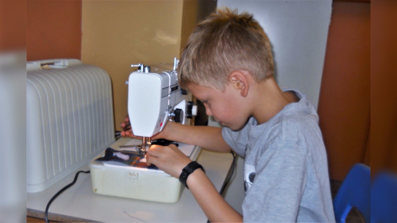 L'école primaire de la Haute-Beauce, située à La Guadeloupe, a initié un projet de couture pour les 7 à 11 ans au début de l'année 2016. Aujourd'hui en branle depuis presque deux ans, ce projet connait un franc succès auprès des élèves qui fréquentent le service de garde de cet établissement.