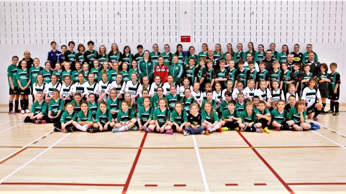 Les joueurs de l'Ascalon Saint-Georges lors de la visite de la médaillée olympique de l'Équipe Canada de soccer, Josée Bélanger.