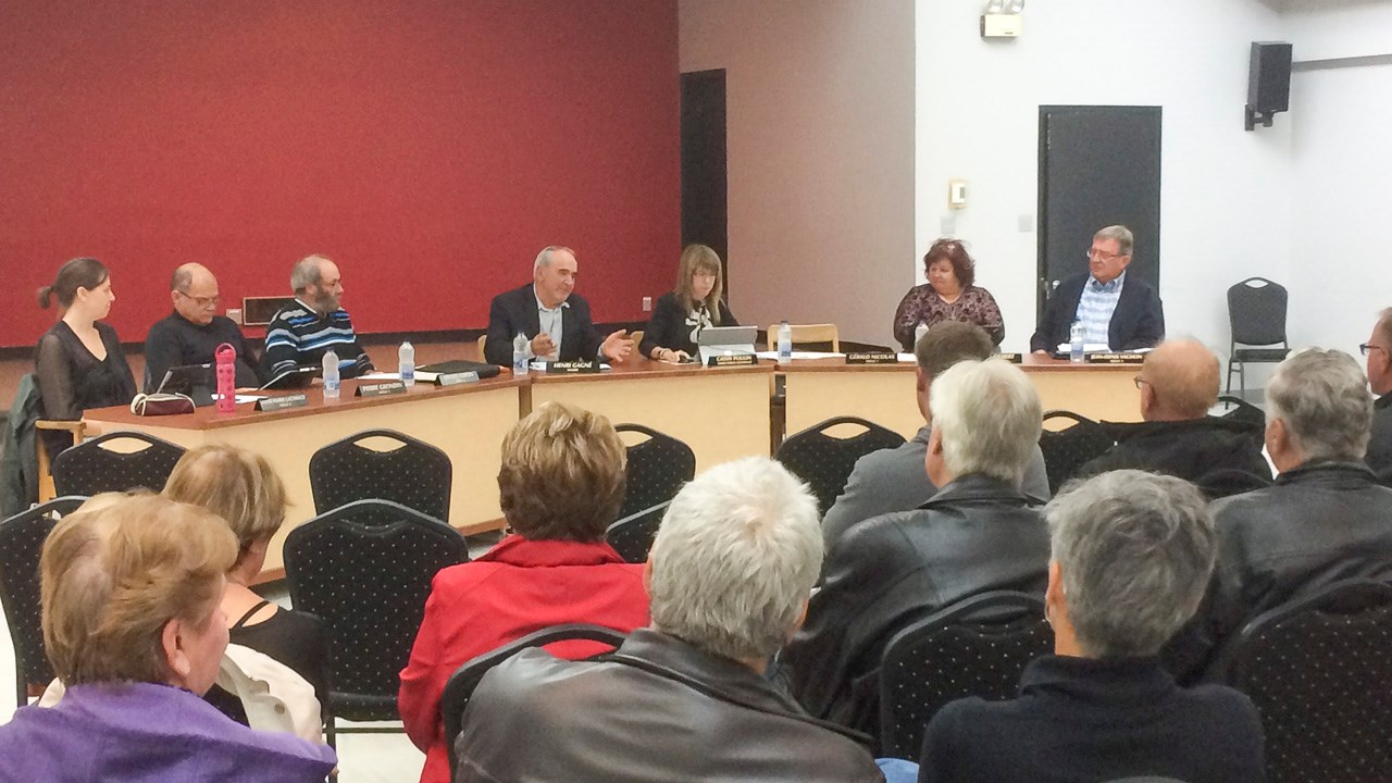 Une dernière assemblée publique émouvante pour le maire de St-Frédéric